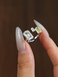 Anillo de Moissanita de Tres Piedras con Corte Radiante Amarillo de 0.51CT y Corte Esmeralda de 1Ct, Plata 925 Original, para Boda, Aniversario, Fiesta, Ocasión Especial - Product Image 4