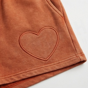 Conjunto de 2 piezas de top corto con capucha y pantalones cortos de forro polar para mujer con estampado geométrico y bolsillo con forma de corazón, ropa informal - Product Image 6