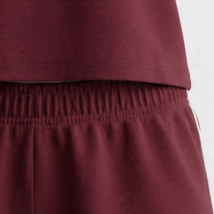 Conjunto de 2 Piezas para Mujer, Camiseta de Manga Corta con Cuello Redondo Color Granate Sólido y Pantalones Cortos por Encima de la Rodilla con Estampado de Corazón, Ropa Casual - Product Image 5