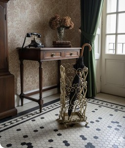 Porte-parapluie finition or premium avec design luxueux, idéal pour les halls d'hôtel, les bureaux, les réceptions et les intérieurs de cafés, provenant d'Inde. - Product Image 2