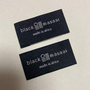 Etiquetas de Ropa Tejidas Personalizadas de Alta Densidad, Etiquetas de Marca para Prendas con Forma de Bandera, Lavables, con Borde Cortado a Láser, para Hombre y Mujer - Product Image 3