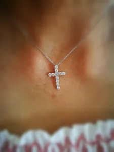 จี้เพชรทรงกากบาทวินเทจสำหรับผู้หญิง Tishya Diamond น้ำหนัก 1 กะรัต ประดับด้วยโมอิสซาไนต์ ชุบทองคำขาว 14K บนตัวเรือนเงิน ของขวัญ - Product Image 1