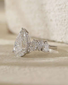 Anillo de Compromiso/Boda de Diamantes Amarillos en Oro de 14K, Estilo Vintage para Mujer, Corte Pera, Diamante Cultivado en Laboratorio, Clásico, Certificado IGI - Product Image 2