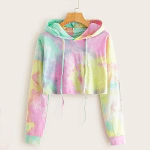 Ensemble court en molleton tie-dye pour femme : sweat-shirt à capuche en coton, crop top et short tendance avec hauts longs - Product Image 2