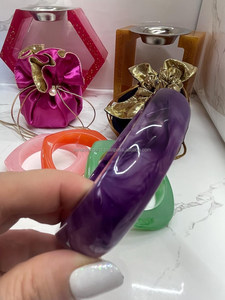 กำไลเรซิ่นสีชมพูอ่อนหรูหราพร้อมผิวเงาเรียบเหมาะสำหรับคอลเลกชันเครื่องประดับแฟชั่นทันสมัยและสวมใส่ได้ทุกวัน - Product Image 4