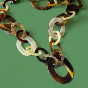 Collier en corne naturelle fait main, bijou statement, maillons géométriques entrelacés, accessoire de mode artisanal pour femme. - Product Image 1