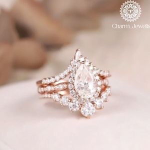 Anillo de Compromiso de Moissanita con Corte de Pera Chapado en Oro Rosa de 18K para Mujer, Estilo Romántico con Engaste Pavé, de Charm Jewells - Product Image 5