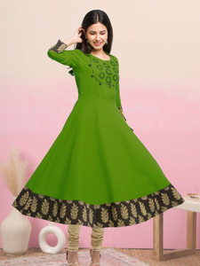 Kurta Anarkali estilo Angrakha para mujer, de algodón verde con textura slub, bordada, con cuello mandarín y mangas tres cuartos, para uso global. - Product Image 3
