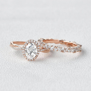 Ensemble de bagues de mariage en or rose ovales avec halo de diamants de laboratoire - Product Image 3