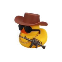 Promotion cadeau jouer maison jouets petit canard en caoutchouc voiture ornements Super Cool Cowboy canard en caoutchouc avec chapeau, lunettes de soleil, pistolets