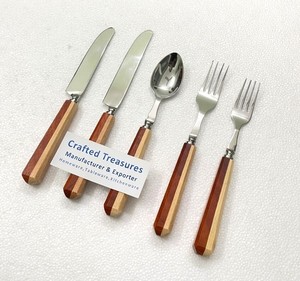 Ensemble de couverts de luxe au design nordique, écologique et durable, avec manche en résine, en acier inoxydable plaqué or, pour la décoration de la maison et les mariages - Product Image 1