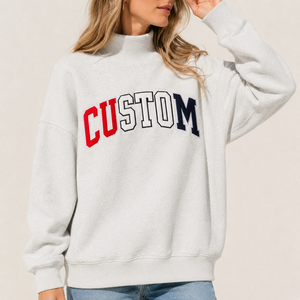 Sudadera de cuello alto gris claro para mujer, con estampado universitario personalizado, forro polar, hombros caídos, estilo casual y relajado. - Product Image 1