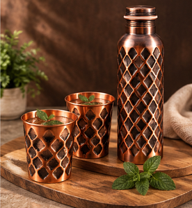 Juego de Regalo de Botella de Agua de Cobre Martillado Ecológico Premium con 2 Vasos y Caja de Regalo de Lujo con Patrón de Diamantes - Product Image 1
