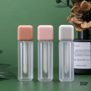 Tubo de brillo labial cuadrado mate de calidad premium con aplicador, envase vacío para lápiz labial, para uso en empaques cosméticos, disponible para la venta. - Product Image 3