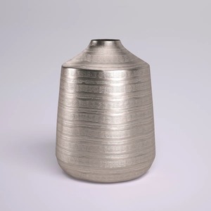 Jarrón Minimalista de Metal para Mesa, Hecho a Mano, Acabado Plateado, Pieza Decorativa para el Hogar, Diseño de Interiores para el Hogar - Product Image 3