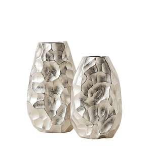 Ensemble de luxe de 3 vases à fleurs en aluminium martelé finition or, vases en métal personnalisés faits à la main avec des fossettes pour la décoration de la maison et les mariages - Product Image 4