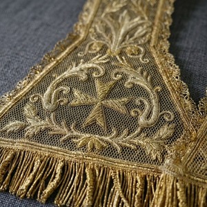 Elegante Estola Litúrgica Hecha a Mano para Adultos Unisex, Tela de Malla Premium con Bordado Dorado, Diseño Personalizado - Product Image 3
