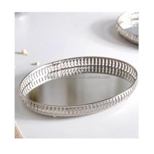 Elegante bandeja de servicio de metal hecha a mano, plato redondo decorativo chapado en oro para uso en la mesa del comedor de la sala de estar - Product Image 3