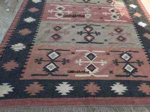 Tapis rectangulaire artisanal en laine tufté à la main, motif géométrique Kilim, écologique, pour salon, à poils moyens, nettoyage localisé, par Krafterscustom - Product Image 4
