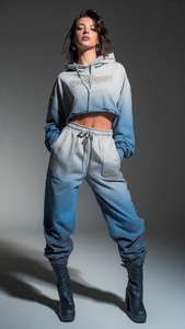 ชุดวอร์มสำหรับผู้หญิง ดีไซน์ทันสมัย ตกแต่งด้วยลายซันเฟดและคริสตัล - Product Image 4