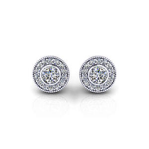 Boucles d'oreilles clous en diamant de laboratoire taille ronde, serties halo pavé milgrain en platine - Product Image 1