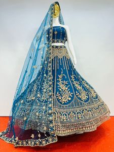 Filet de mariée de créateur Lehenga Choli avec travail complet lourd, chemisier et pierre Jarkan Dupatta | 10 motifs tendance, 6 nuances - Product Image 2