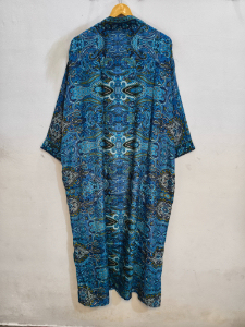 Kimono vintage de seda con patchwork de sari, túnica larga para cubrir el bikini, ropa de dormir, hecho a mano en India con seda de sari reciclada. - Product Image 6