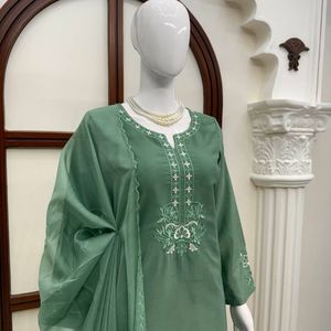 Hermosa y lujosa diseñadora de moda Nueva colección Secuencia y bordado Trabajo Triturado Chinon Lehenga Choli - Product Image 5