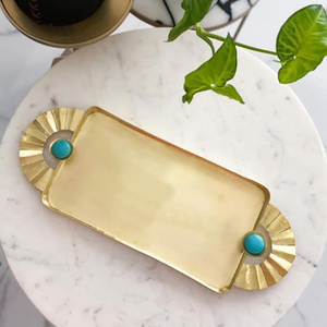 Rehaussez la beauté de votre intérieur avec ce plateau de service élégant en métal doré, orné d'incrustations de pierres turquoise exquises et de poignées uniques. - Product Image 1