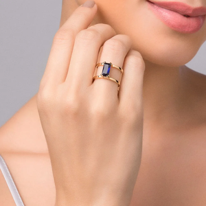 Bague de fiançailles moderne en or 10K avec saphir taille émeraude et serti à griffes pour femme, pierre de naissance de septembre - Product Image 4