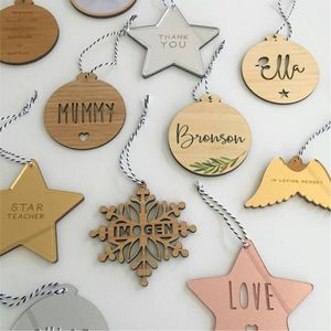 Décorations de Noël personnalisées en bois et acrylique pour suspendre à l'arbre, flocons de neige et étoiles gravés avec nom, artisanat de Noël en gros - Product Image 1