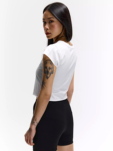 T-shirt court pour femme en coton et élasthanne, coupe ajustée, manches courtes, bords bruts, style Y2K streetwear, personnalisable avec logo OEM - Product Image 3