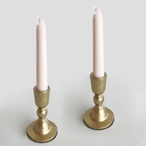 Paire de chandeliers élégants en métal texturé finition or, avec des designs modernes sur piédestal, pour une décoration intérieure moderne et chic. - Product Image 1
