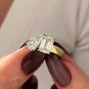 Bague de fiançailles et de mariage pour femme en or jaune 18 carats, design tendance, diamant de laboratoire taille émeraude et poire, 2 carats, largeur 4 mm - Product Image 4