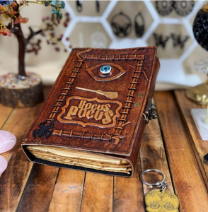 Livre de sorts en cuir Hocus Pocus - Grimoire 3D avec œil - Journal en papier vintage à bords festonnés - Product Image 6