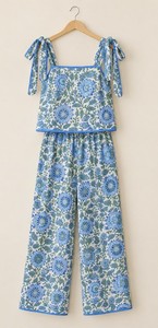 Ensemble deux pièces formel d'été en coton bleu à motif floral avec bretelles à nouer, respirant et écologique (haut et pantalon) - ODM - Product Image 3