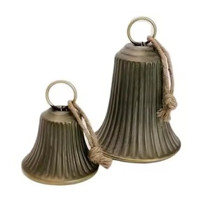 Ornement de cloche suspendue de luxe en métal pour la décoration de l'arbre de Noël - Product Image 1