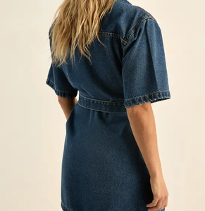 Robe en jean sans manches boutonnée sur le devant pour femme, style décontracté, logo personnalisé, marque privée, fabricant de vêtements en gros, style tendance - Product Image 2