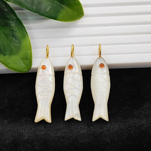 Pendentifs en pierres précieuses sculptées en forme de poisson, faits à la main, en argent sterling 925 plaqué or, breloques poisson sculptées, fournisseur de bijoux poisson faits à la main - Product Image 2