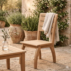Chaise de salle à manger d'extérieur de luxe en teck massif, durable, résistante aux intempéries, moderne, sans accoudoirs, pour jardin, patio et cour. - Product Image 1