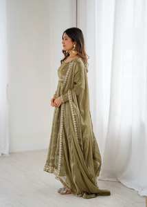 Elegante Vestido de Seda con Lentejuelas y Dupatta a Juego - Product Image 5