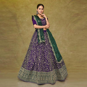 Conjunto de Lehenga Choli con bordado delicado y ribete llamativo |   Elegante Traje de Fiesta para Mujer, Estilo Bollywood, para Bodas y Eventos Festivos - Product Image 3