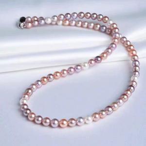 Collier de style parfum pour femmes, sensation haut de gamme avec des perles d'eau douce naturelles, chaîne de clavicule colorée en forme de bonbon - Product Image 4