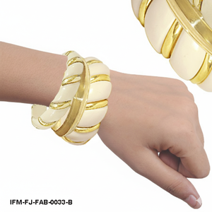 Bracelet dôme torsadé vintage rétro épais à manchette côtelée, en émail crème et doré, pour femme - Product Image 3