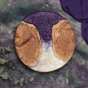 Tabla de cortar de lujo de madera de olivo y resina epoxi azul, perfecta para cortar, servir, preparar charcutería y exhibir queso, procedente de la India. - Product Image 4