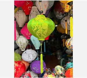 Lanterne en soie vietnamienne authentique, fabriquée à Hoi An, lampe artisanale pour l'éclairage domestique et la décoration de fête - Product Image 4