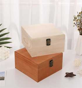 Boîte de rangement en bois avec loquet métallique, étui carré pour bijoux, cadeau artisanal minimaliste - Product Image 1