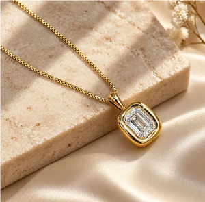 1. Elegante Collar con Colgante de Moissanita Chapado en Oro de 22K con Corte Esmeralda y Engaste de Bisel, Cadena Clásica y Lujoso Diseño Unisex - Product Image 4