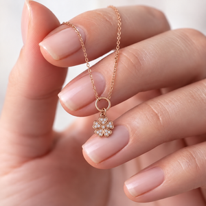 Collier trèfle à quatre feuilles en or rose 14K VVS avec diamant de laboratoire couleur E 0,15 carat (0,15ctw) serti pavé, pendentif porte-bonheur, cadeau tendance - Product Image 5