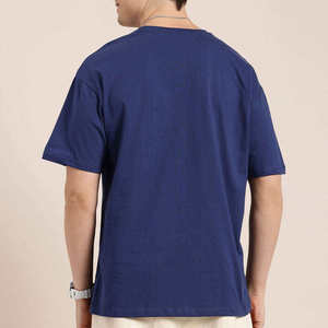 เสื้อยืดโอเวอร์ไซส์รุ่นใหม่ล่าสุด ตัดเย็บทรงทันสมัยด้วยผ้าเนื้อบางเบา ผสมผสานความเท่สไตล์สตรีทแฟชั่นกับความสบายระดับพรีเมียม - Product Image 5